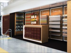 Ladenbau-Geschenke Shop-Je-pens-a-toi-rechts